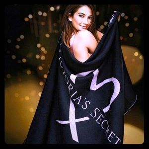 🎀💝🎀 NWT Victoria Secret 50”x60” Blanket 🎀💝🎀